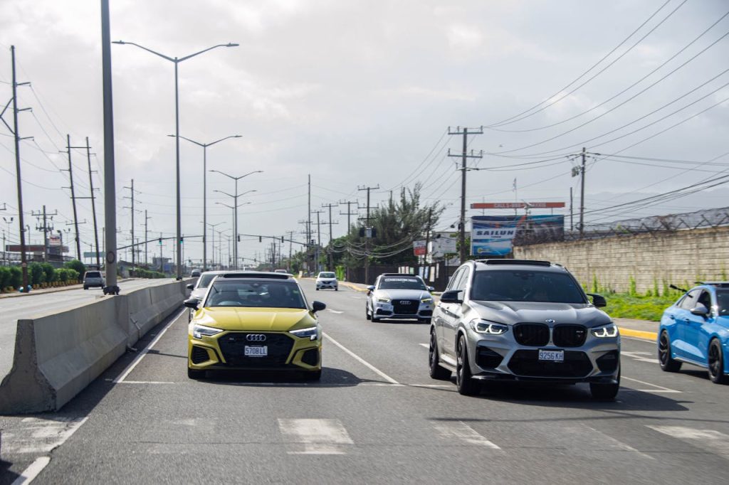 cars-on-a-busy-jamaican-highway-32477255